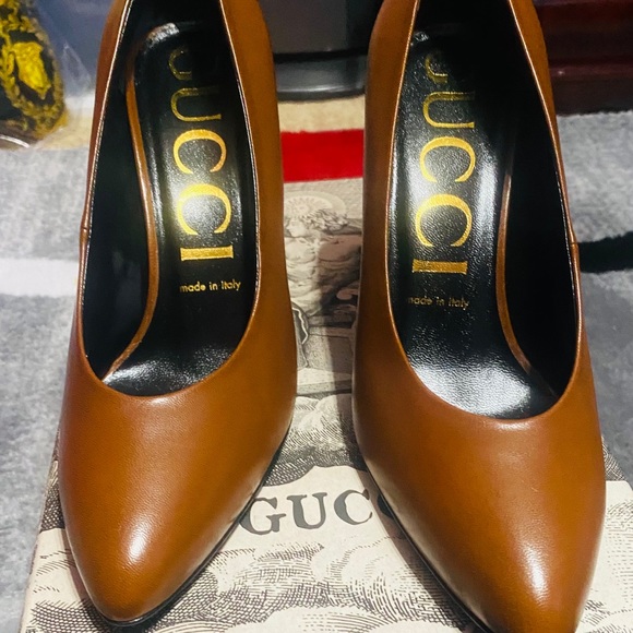Gucci Bianca Pointed Toe Pumps. - Picture 12 of 16